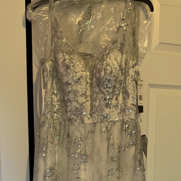 BRAND NEW wedding gown. - Picture 2 of 3